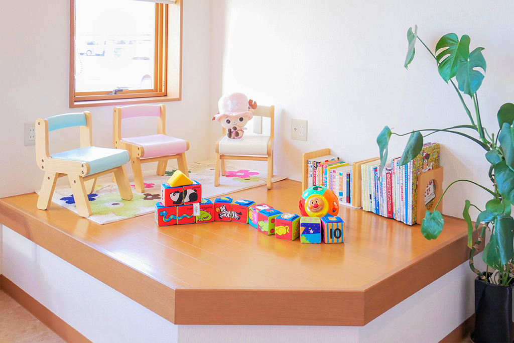 <strong>キッズスペース</strong><p>お子さん連れの方も通いやすいように、キッズスペースを設置しています。退屈しがちなお子さんも、待ち時間を楽しくお過ごしいただけます。</p> 弘前市泉野・杉山歯科クリニック
